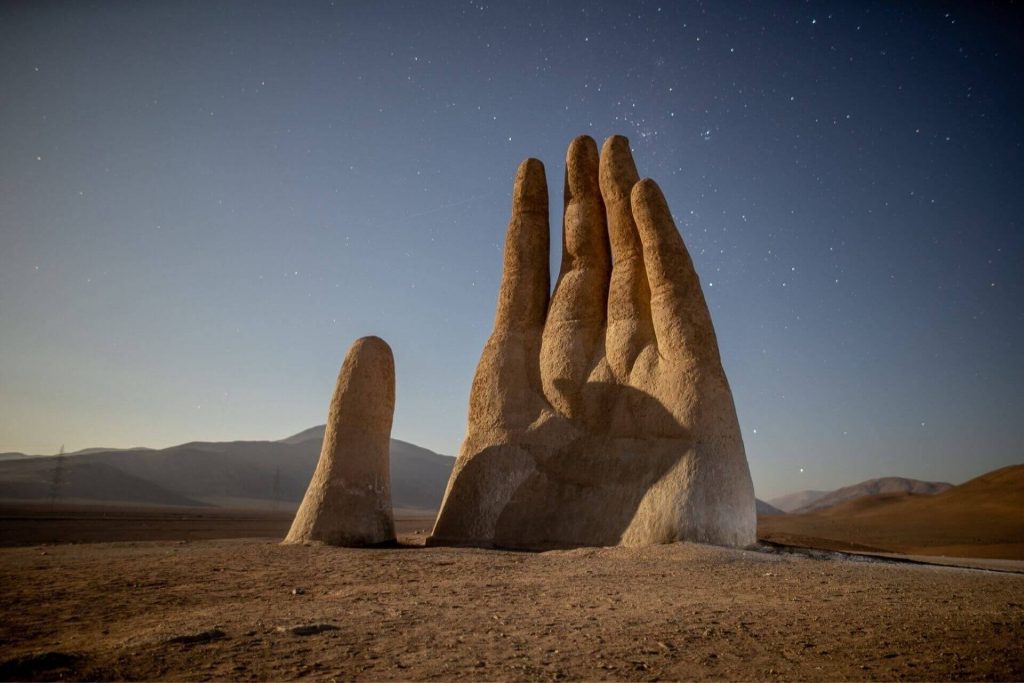 Escultura Mano del Desierto