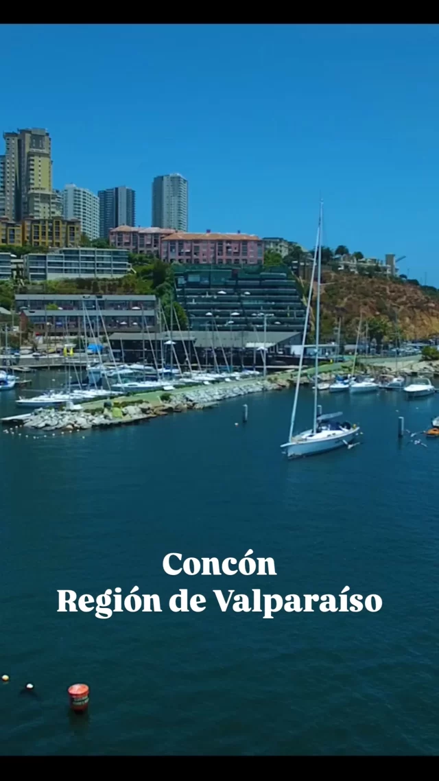 🏄🏻‍♀️🌞🦀Concón: Un Paraíso Gastronómico, de Playas y Dunas Inolvidables

🐠Este verano 2025, Concón se ha convertido en uno de los destinos favoritos de los chilenos, ¡y no es para menos! La mezcla de su belleza natural, gastronomía y actividades al aire libre lo hacen el lugar ideal para disfrutar de unas vacaciones inolvidables.

A pocos kilómetros de Viña del Mar se encuentra Concón, una ciudad que enamora por su deliciosa gastronomía marina y sus hermosos paisajes costeros. Famosa por sus empanadas, mariscos frescos y sabores del mar, es el destino ideal para disfrutar de una experiencia culinaria única. 🦞

Pero Concón no es solo para los amantes de la buena comida, sus playas son el lugar perfecto para vivir una experiencia única. Ya sea practicando deportes náuticos como surf, bodyboard o windsurf, o simplemente relajándote frente al mar, aquí siempre hay algo para disfrutar.

Y no te puedes perder el Campo Dunar de la Punta de Concón, un paisaje impresionante que te conectará con la naturaleza de una forma única. 🌅

____
#redturismochile #chile #turismo #concon #concón #conconchile #instaconcon #playas #verano #verano2025